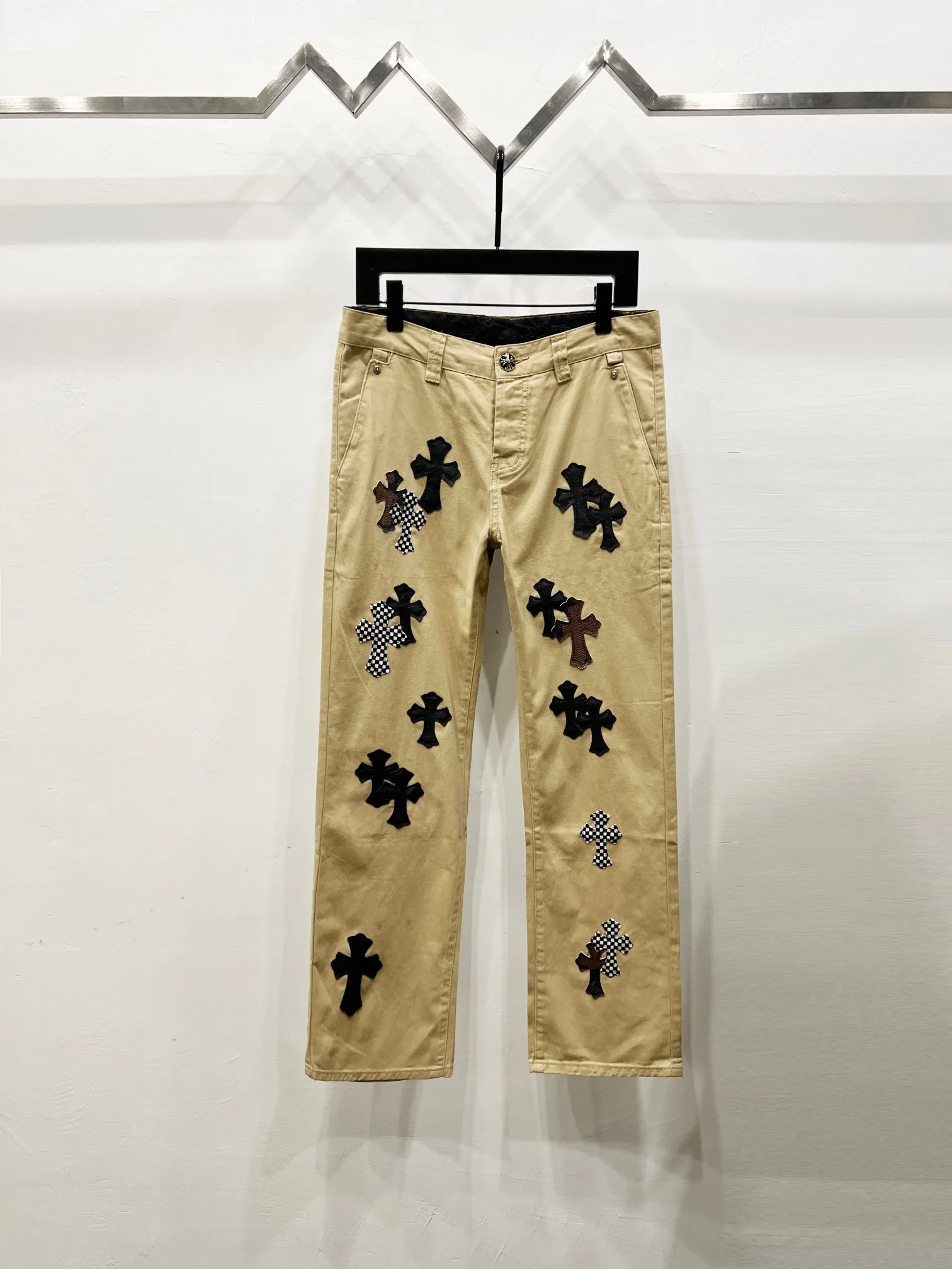 P260 Style Number: (W002) ChromeHearts & Khaki Leather Cross Piece Leather Straight Jeans Ceiling-Level Jeans A pair is hard to find at the counter‼ ️About Zangyin✅This is an extremely luxurious fashion brand that can also be called the aristocracy of the high street. It has always been an exclusive brand for some hipsters or rich second generations. The color of this model is already very eye-catching by using a unique washed material. It is decorated with pink patch cross flowers, which cleverly highlights the charm of the brand. Secondly, this model adopts a classic high-waist cut design, which highlights the long legs and fashionable temperament of the upper body. The brand is highly recognizable and the slim-fitting configuration is more suitable for daily wear. The personality will be fashionable and the specifications can be seen at a glance. Materials and technology ✅ Needless to say, this point goes without saying. As an excellent craftsman brand, Zangyin's requirements for details and craftsmanship are really perfect. The washed color of this model has gone through a lot of processes, not to mention the embellishment of the denim appliqués. It is also purely handmade and sewn. Just like what they believe in, only handmade things have soul and have the meaning of wearing. A top-notch heavy-duty fashionable denim item, recommended by both hands‼ ️ Size: 28, 30, 32, 34, 36 (S-XXL) Color: Khaki
